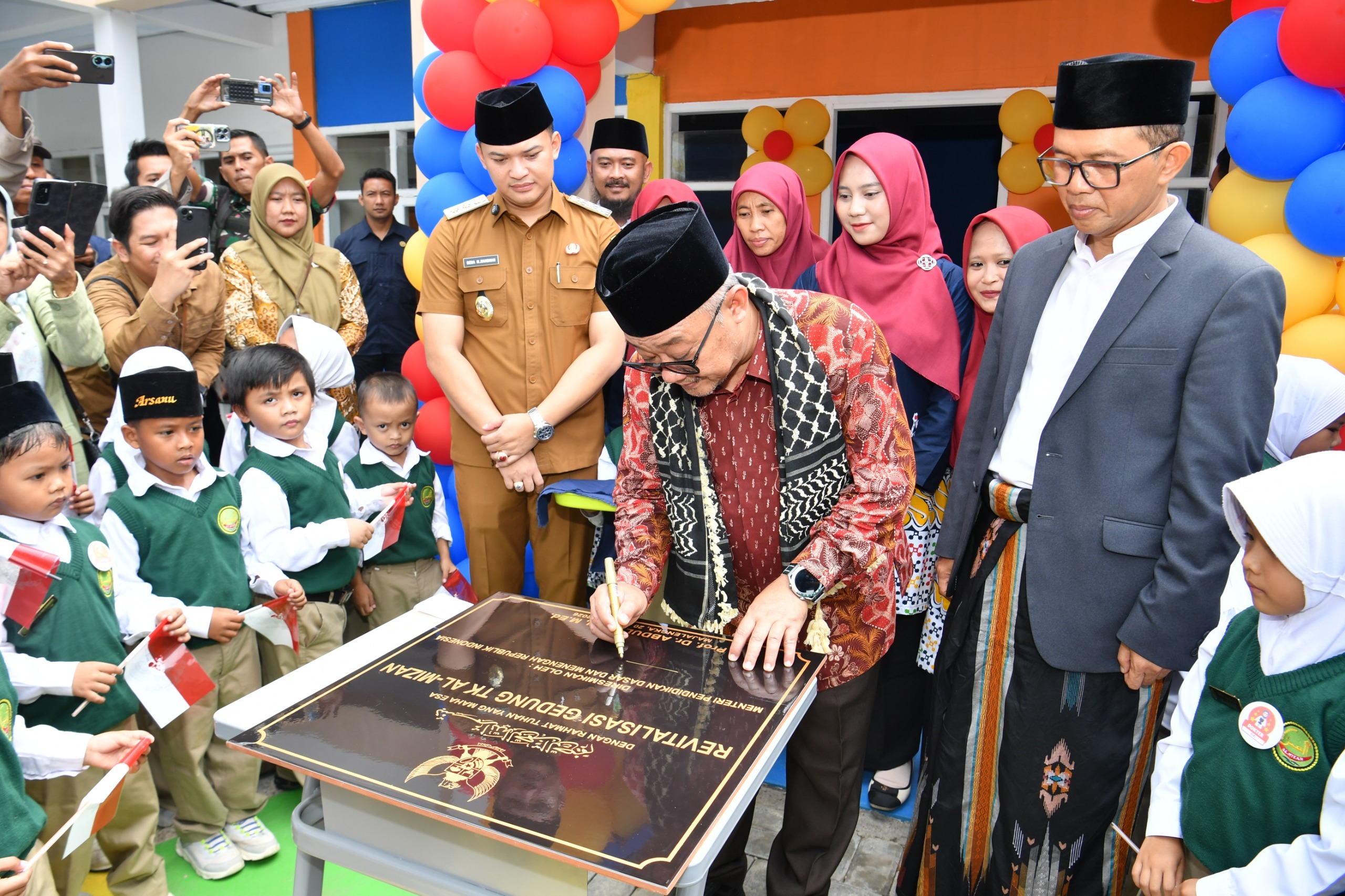 Mendikdasmen Revitalisasi Sekolah di Majalengka, Tekankan Keamanan dan Digitalisasi Pembelajaran