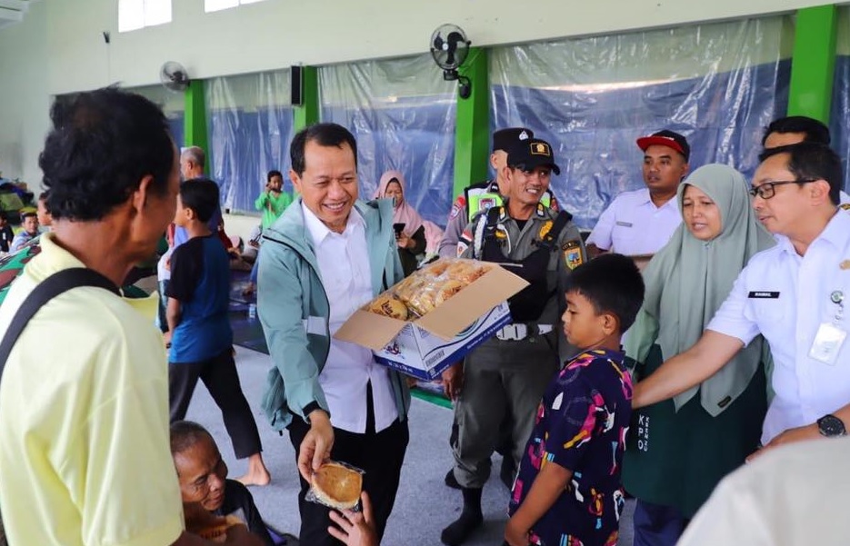Tinjau Posko Banjir, Bupati Sam'ani Pastikan Pengungsi Terlayani dengan Baik
