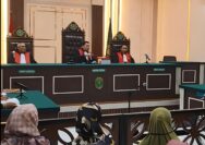 PN Pati Tolak Eksepsi Teguh & Botok, Ratusan Massa Kepung Pengadilan Tuntut Pembebasan