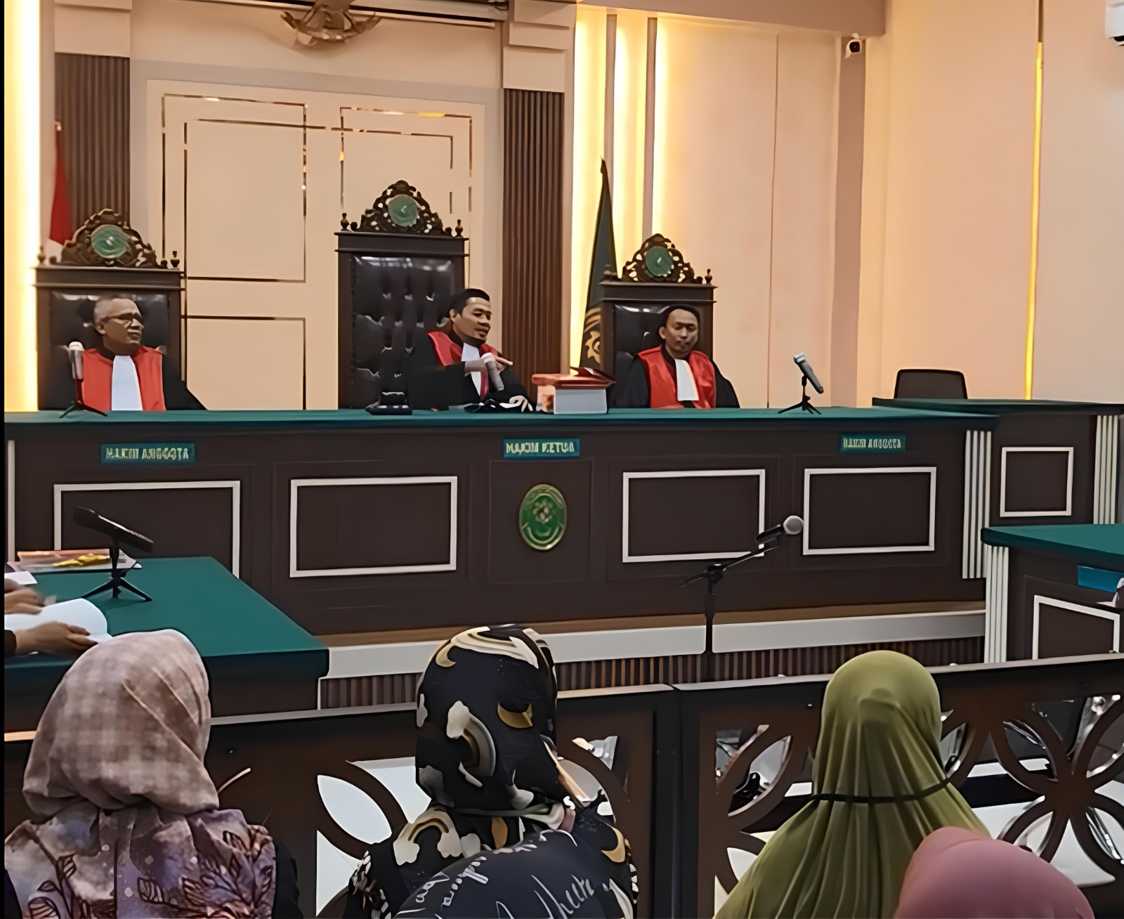 PN Pati Tolak Eksepsi Teguh & Botok, Ratusan Massa Kepung Pengadilan Tuntut Pembebasan