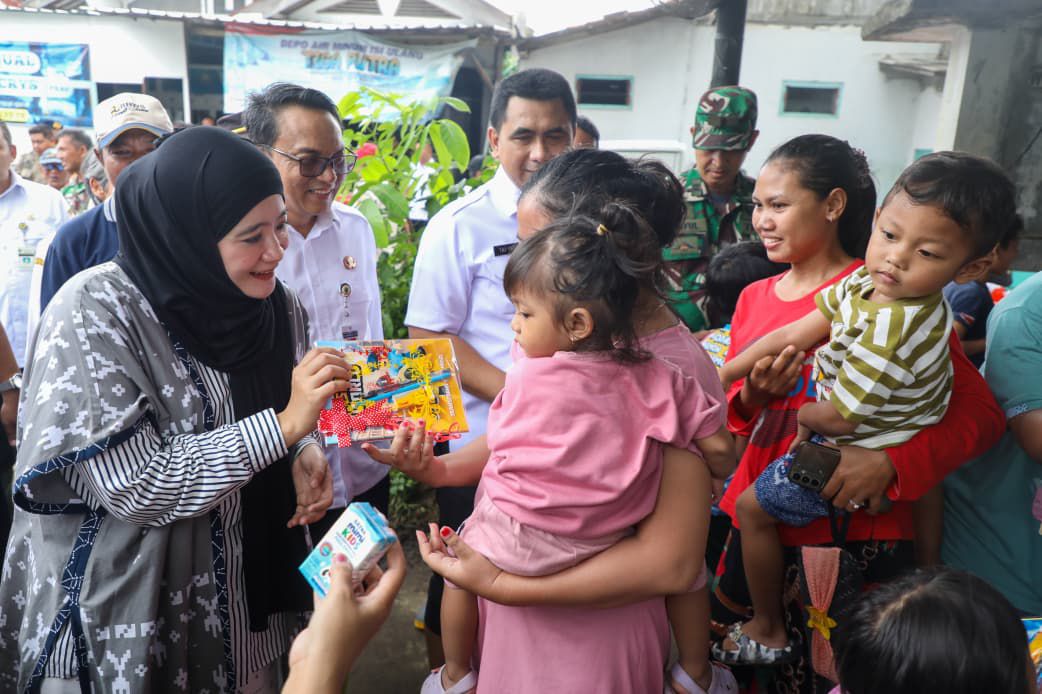 Sentuhan Hangat Bunda PAUD Jateng di Pati: Susu dan Buku untuk Ceriakan Anak-Anak Pengungsi
