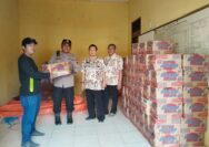 Polsek Sukolilo Gandeng CV Javatek Salurkan Sembako untuk Korban Banjir