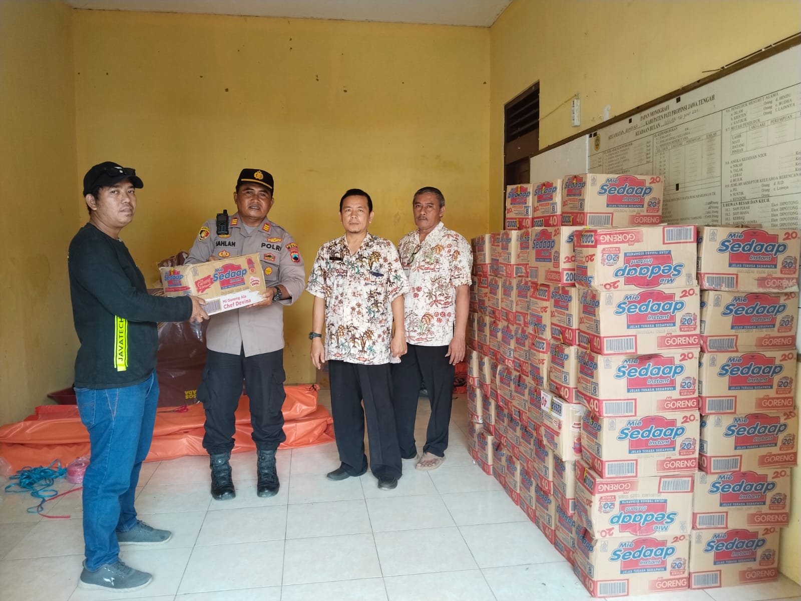 Polsek Sukolilo Gandeng CV Javatek Salurkan Sembako untuk Korban Banjir