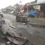 Karangpandan Mencekam: Puting Beliung Terjang Pasar, 30 Kios Porak-poranda dan Atap Beterbangan