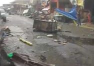 Karangpandan Mencekam: Puting Beliung Terjang Pasar, 30 Kios Porak-poranda dan Atap Beterbangan