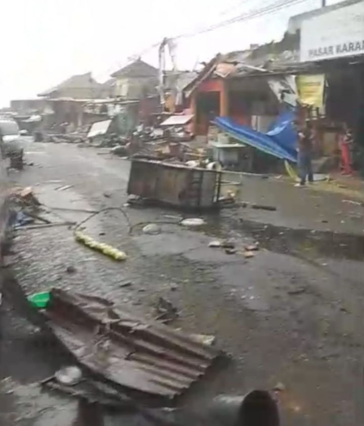 Karangpandan Mencekam: Puting Beliung Terjang Pasar, 30 Kios Porak-poranda dan Atap Beterbangan