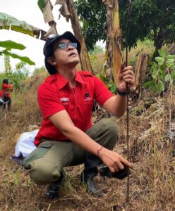 Kado untuk Ibu Pertiwi: DPC PDIP Kudus Tanam Pohon hingga Tebar Benih Ikan