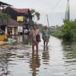 Hampir Sepekan Terendam, Warga Jati Wetan Berjuang dengan Logistik Terbatas