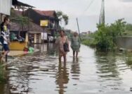 Hampir Sepekan Terendam, Warga Jati Wetan Berjuang dengan Logistik Terbatas