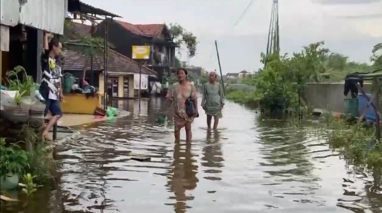 Hampir Sepekan Terendam, Warga Jati Wetan Berjuang dengan Logistik Terbatas