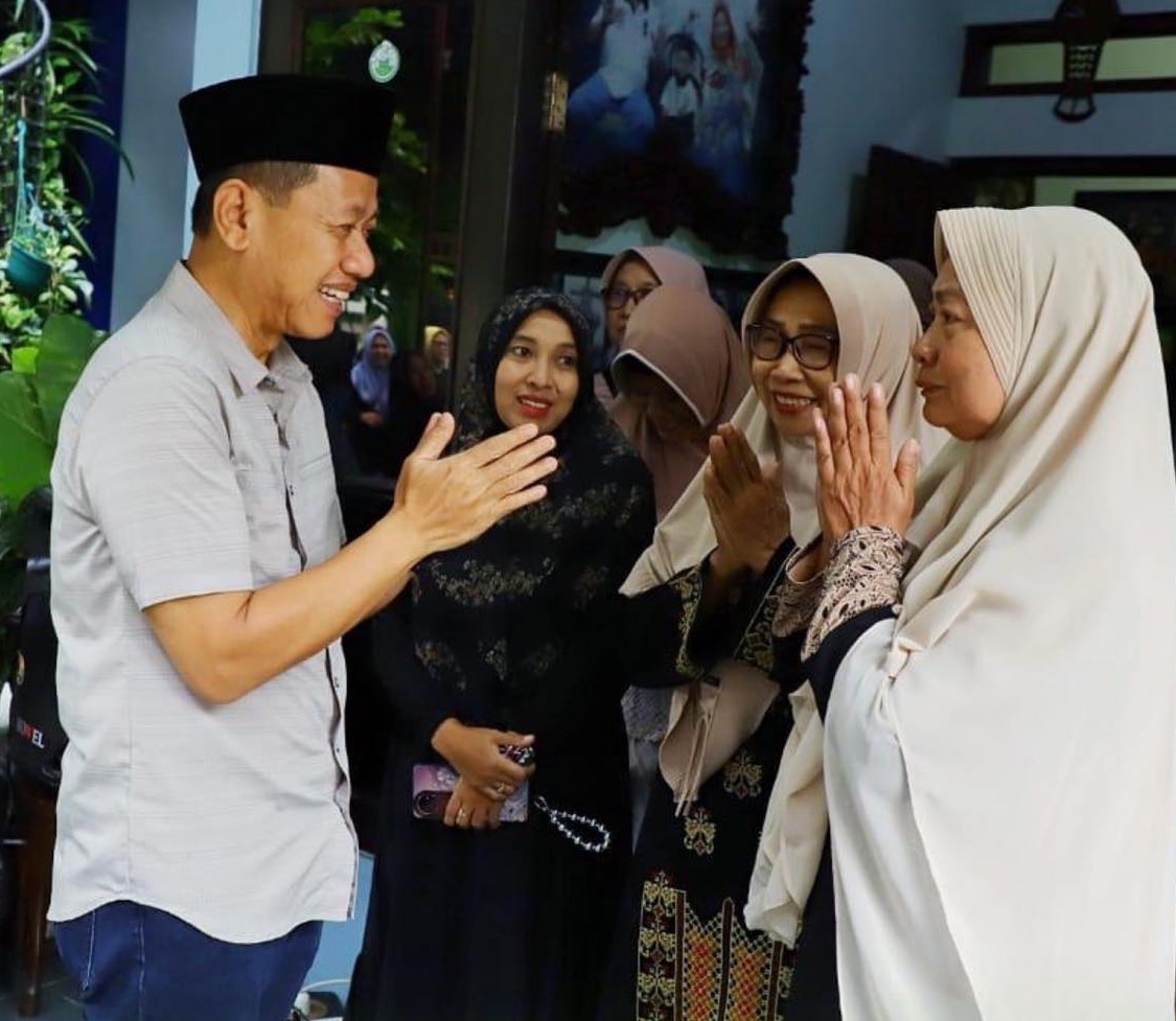 Takziah ke Pendidik Senior, Bupati Sam'ani Doakan Amal Ibadah Almarhum Kekal di Sisi-Nya