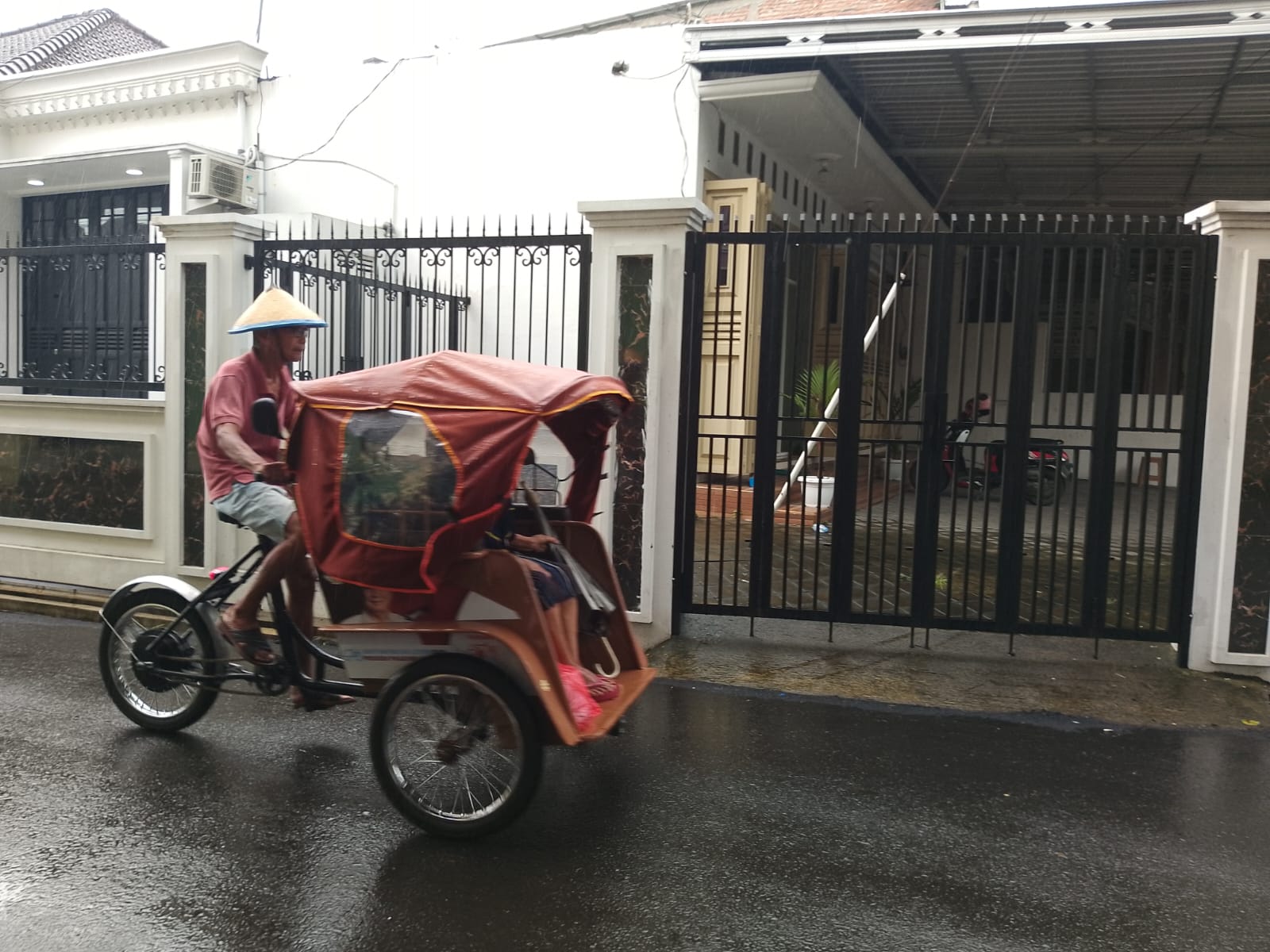 Rp7 Ribu atau Seikhlasnya, Kisah Tukang Becak Yang Bertahan Dibalik Riuhnya Kendaraan Masa Kini