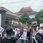 Seratusan Personel Kawal Aksi Unjuk Rasa 12 Orang di Pati