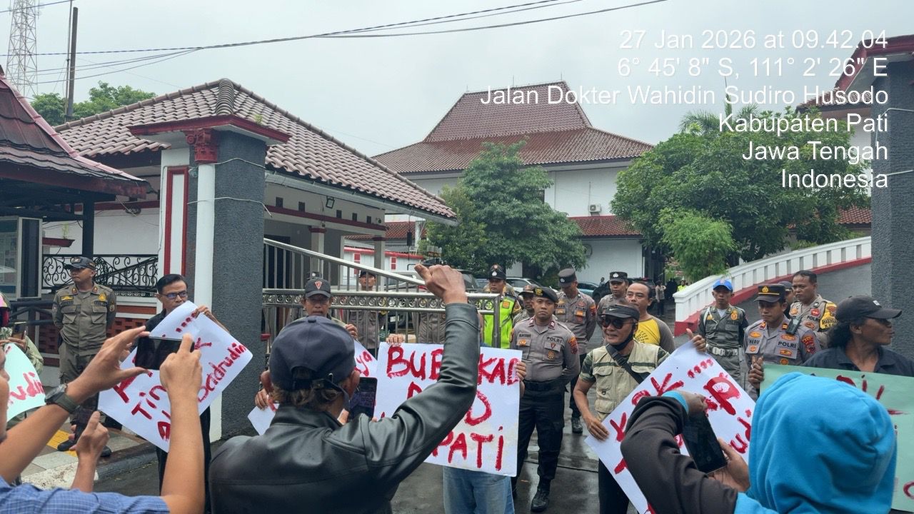 Seratusan Personel Kawal Aksi Unjuk Rasa 12 Orang di Pati