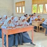 Dapat Buku Baru, Anak-anak di Aceh Kembali Bersekolah