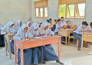 Dapat Buku Baru, Anak-anak di Aceh Kembali Bersekolah