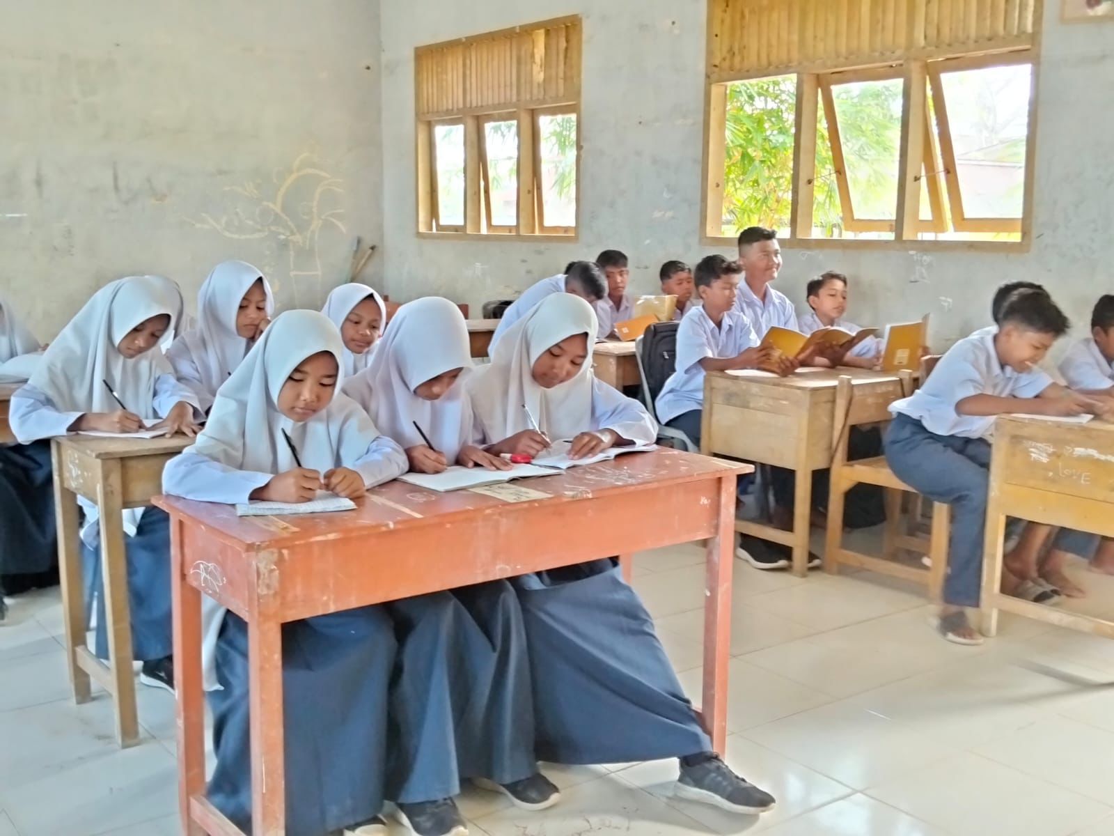 Dapat Buku Baru, Anak-anak di Aceh Kembali Bersekolah