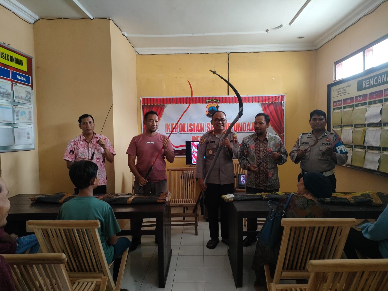 Polsek Undaan Amankan Sajam Sepanjang 2 Meter Hasil Pesanan Online, Dua Pemesan Masih Anak-Anak