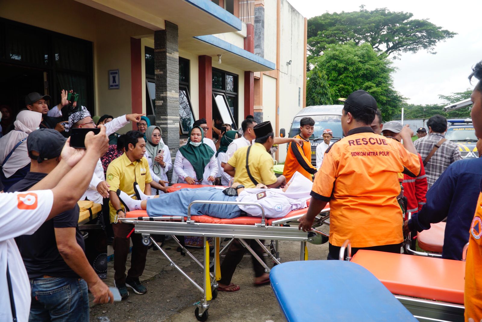 112 Siswa Dilarikan ke RS Akibat Keracunan Massal MBG, Bupati Kudus Kerahkan 50 Ambulans