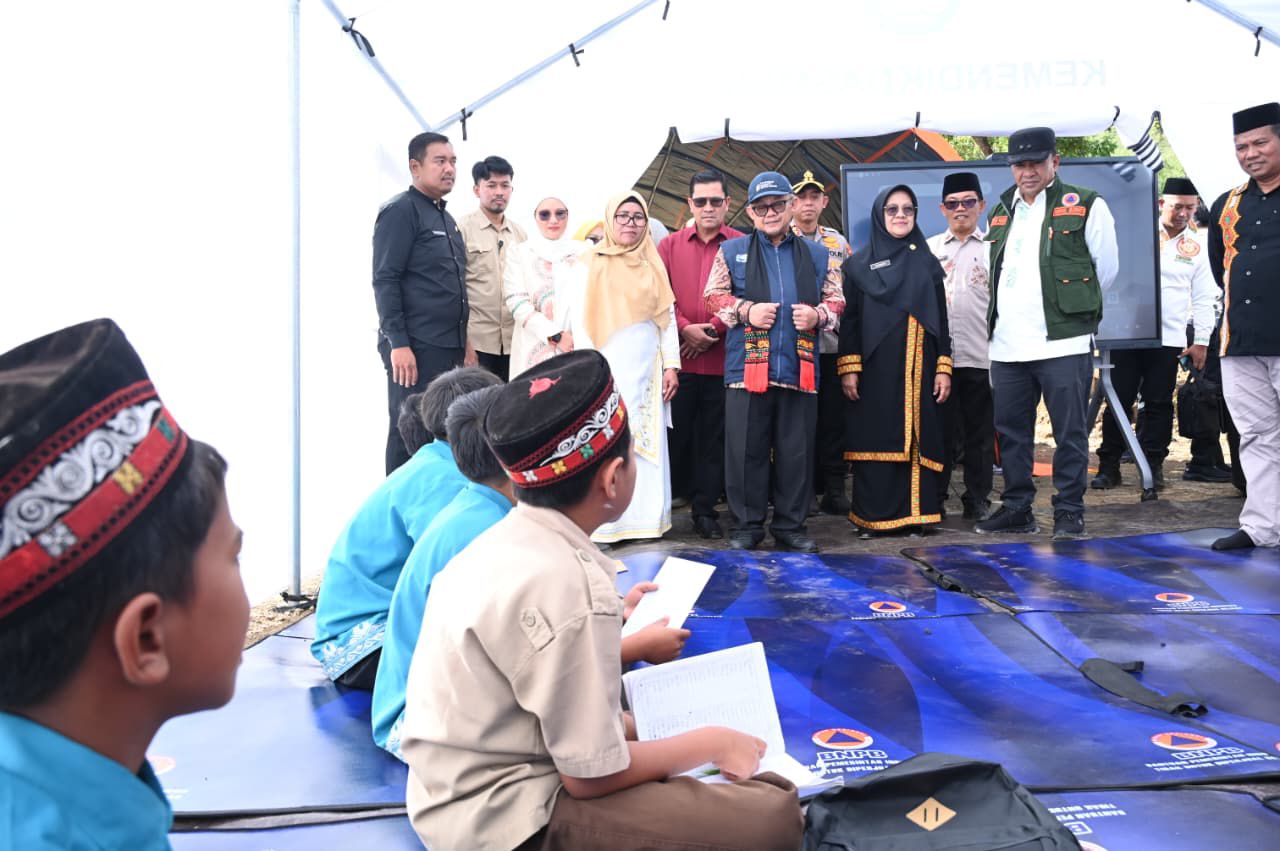 Anak-anak Korban Bencana Aceh Masih Belajar di Tenda