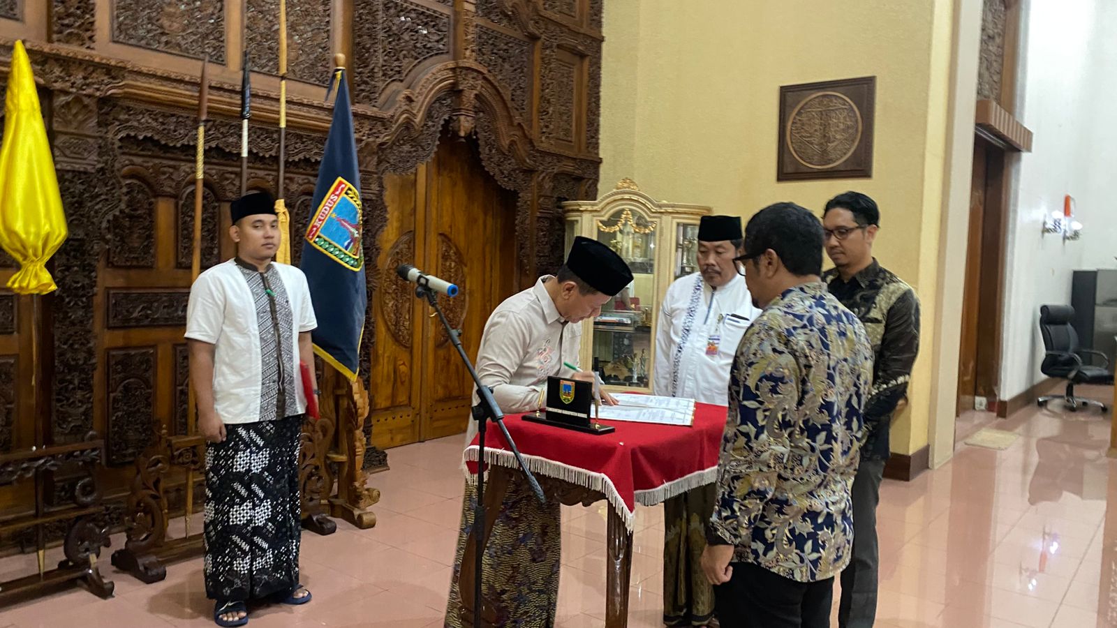 Perkuat Informasi Publik, Bupati Kudus Lantik Direktur Baru Radio Suara Kudus