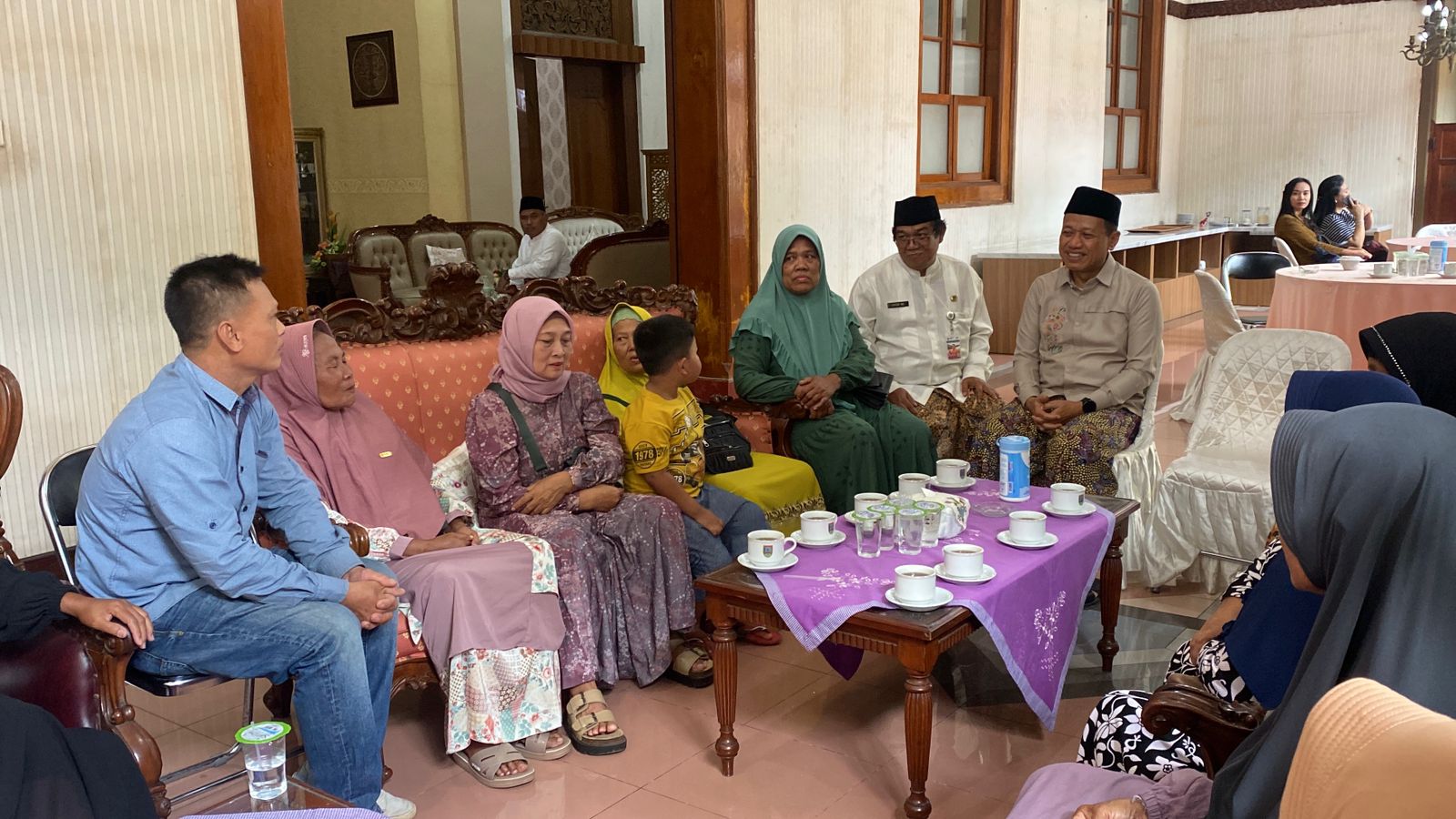 Janda-Lansia Cendono Gruduk Bupati Kudus, Bawa Tela Godang Hingga Diajak Room Tour Pendapa