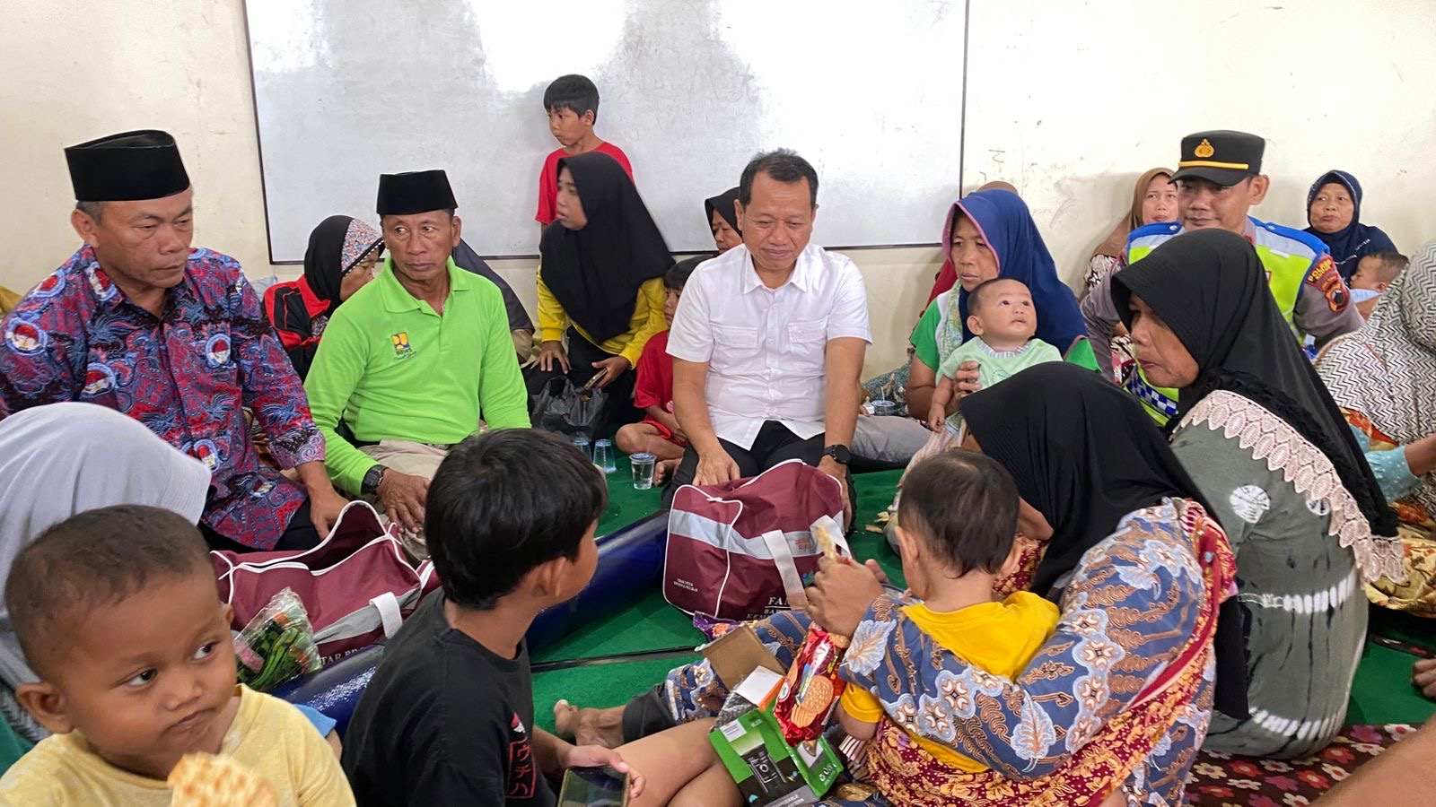 Kunjungi Pengungsi Banjir di Kudus, Bupati Pastikan Logistik Pengungsi Aman