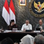 JAKARTA – Pemerintah melalui Kementerian Koordinator Bidang Pangan dan Badan Gizi Nasional (BGN) resmi menetapkan skema "Menu Kering" bagi siswa muslim penerima program Makan Bergizi Gratis (MBG) selama bulan suci Ramadan 2026. Kebijakan ini diambil guna memastikan paket nutrisi yang dibagikan di sekolah tetap dalam kondisi layak konsumsi saat dibawa pulang untuk santap berbuka puasa di rumah tanpa risiko cepat basi. Penetapan skema makanan kering atau kemasan sehat ini didasari atas pertimbangan logistik dan ketahanan pangan selama durasi waktu dari jam sekolah hingga waktu berbuka. Badan Gizi Nasional memastikan meskipun format makanan berubah menjadi lebih praktis, standar kalori dan kandungan gizi tetap setara dengan menu reguler yang disajikan pada hari-hari biasa. Langkah ini juga menjadi solusi bagi pihak sekolah dalam mengatur distribusi agar tidak mengganggu kekhusyukan siswa yang tengah menjalankan ibadah puasa di lingkungan pendidikan. Pemerintah memprioritaskan jenis makanan olahan sehat yang memiliki masa simpan lebih lama namun tetap menggunakan bahan baku segar dari petani lokal. "Kami telah menguji berbagai prototipe menu kering ini agar siswa bisa membawanya pulang dengan aman. Fokus utama kami adalah menjaga kualitas protein dan vitamin tetap terjaga hingga waktu berbuka tiba tanpa risiko kontaminasi bakteri," ujar  Dadan Hindayana Kepala Badan Gizi Nasional (BGN). Menu kering yang disiapkan mencakup berbagai variasi seperti nasi olahan tahan lama, lauk pauk kering berprotein tinggi, hingga kacang-kacangan dan buah yang dikemas khusus. Kemenko Pangan menekankan bahwa kebijakan ini tetap wajib melibatkan UMKM lokal sebagai penyedia bahan baku guna menjaga perputaran ekonomi di tingkat akar rumput. Selain makanan utama, paket tersebut juga dilengkapi dengan petunjuk penyimpanan singkat pada kemasannya untuk mengedukasi siswa dan orang tua. Hal ini merupakan bagian dari upaya pemerintah dalam menjamin keamanan pangan nasional di tengah perubahan pola konsumsi masyarakat selama bulan Ramadan. "Skema menu kering ini adalah bentuk adaptasi kebijakan yang pro-rakyat; kita tidak ingin ada makanan yang terbuang sia-sia karena basi sebelum waktunya. Setiap paket tetap mengandung serat dan protein hewani yang dibutuhkan untuk pemulihan energi setelah berpuasa," jelas Zulkifli Hasan Kemenko Pangan. Pemerintah menjamin bahwa seluruh Satuan Pelayanan Pangan Gizi (SPPG) di tiap wilayah telah mendapatkan pelatihan khusus mengenai standar pengemasan menu kering ini. Pengawasan ketat akan dilakukan secara berkala melalui sistem monitoring digital guna memastikan tidak ada penurunan kualitas layanan selama periode transisi di bulan suci ini. Implementasi skema ini diharapkan dapat meningkatkan efektivitas program MBG sebagai bantalan sosial dan gizi bagi masyarakat di seluruh Indonesia. Keberhasilan model distribusi "bawa pulang" ini diproyeksikan akan menjadi bahan evaluasi bagi pemerintah dalam menyusun strategi pemenuhan gizi di daerah-daerah dengan tantangan logistik yang tinggi.