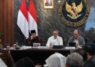 JAKARTA – Pemerintah melalui Kementerian Koordinator Bidang Pangan dan Badan Gizi Nasional (BGN) resmi menetapkan skema "Menu Kering" bagi siswa muslim penerima program Makan Bergizi Gratis (MBG) selama bulan suci Ramadan 2026. Kebijakan ini diambil guna memastikan paket nutrisi yang dibagikan di sekolah tetap dalam kondisi layak konsumsi saat dibawa pulang untuk santap berbuka puasa di rumah tanpa risiko cepat basi. Penetapan skema makanan kering atau kemasan sehat ini didasari atas pertimbangan logistik dan ketahanan pangan selama durasi waktu dari jam sekolah hingga waktu berbuka. Badan Gizi Nasional memastikan meskipun format makanan berubah menjadi lebih praktis, standar kalori dan kandungan gizi tetap setara dengan menu reguler yang disajikan pada hari-hari biasa. Langkah ini juga menjadi solusi bagi pihak sekolah dalam mengatur distribusi agar tidak mengganggu kekhusyukan siswa yang tengah menjalankan ibadah puasa di lingkungan pendidikan. Pemerintah memprioritaskan jenis makanan olahan sehat yang memiliki masa simpan lebih lama namun tetap menggunakan bahan baku segar dari petani lokal. "Kami telah menguji berbagai prototipe menu kering ini agar siswa bisa membawanya pulang dengan aman. Fokus utama kami adalah menjaga kualitas protein dan vitamin tetap terjaga hingga waktu berbuka tiba tanpa risiko kontaminasi bakteri," ujar  Dadan Hindayana Kepala Badan Gizi Nasional (BGN). Menu kering yang disiapkan mencakup berbagai variasi seperti nasi olahan tahan lama, lauk pauk kering berprotein tinggi, hingga kacang-kacangan dan buah yang dikemas khusus. Kemenko Pangan menekankan bahwa kebijakan ini tetap wajib melibatkan UMKM lokal sebagai penyedia bahan baku guna menjaga perputaran ekonomi di tingkat akar rumput. Selain makanan utama, paket tersebut juga dilengkapi dengan petunjuk penyimpanan singkat pada kemasannya untuk mengedukasi siswa dan orang tua. Hal ini merupakan bagian dari upaya pemerintah dalam menjamin keamanan pangan nasional di tengah perubahan pola konsumsi masyarakat selama bulan Ramadan. "Skema menu kering ini adalah bentuk adaptasi kebijakan yang pro-rakyat; kita tidak ingin ada makanan yang terbuang sia-sia karena basi sebelum waktunya. Setiap paket tetap mengandung serat dan protein hewani yang dibutuhkan untuk pemulihan energi setelah berpuasa," jelas Zulkifli Hasan Kemenko Pangan. Pemerintah menjamin bahwa seluruh Satuan Pelayanan Pangan Gizi (SPPG) di tiap wilayah telah mendapatkan pelatihan khusus mengenai standar pengemasan menu kering ini. Pengawasan ketat akan dilakukan secara berkala melalui sistem monitoring digital guna memastikan tidak ada penurunan kualitas layanan selama periode transisi di bulan suci ini. Implementasi skema ini diharapkan dapat meningkatkan efektivitas program MBG sebagai bantalan sosial dan gizi bagi masyarakat di seluruh Indonesia. Keberhasilan model distribusi "bawa pulang" ini diproyeksikan akan menjadi bahan evaluasi bagi pemerintah dalam menyusun strategi pemenuhan gizi di daerah-daerah dengan tantangan logistik yang tinggi.