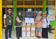 Kemendikdasmen Salurkan 1.476 Buku Bacaan untuk Sekolah Terdampak Banjir di Solok
