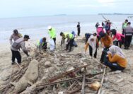Pantai Teluk Awur Dibersihkan Massal, Upaya Jaga Wisata Tetap Asri