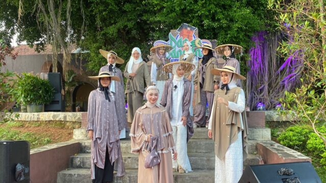 Pelajar Kudus Unjuk Kreativitas di Dandangan, Busana Terinspirasi Warisan Budaya Lokal