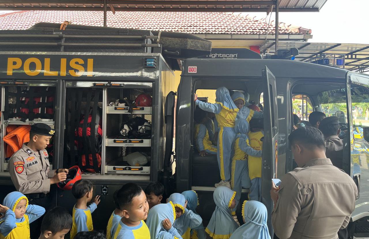 Kunjungi Kantor Polisi, Anak TK di Pati Dapat Pengalaman Bersama K9 hingga Naik Dalmas