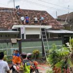 Diterpa Angin Kencang Tengah Malam, Atap Rumah Warga Undaan Lor Berterbangan