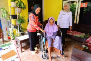 Bantuan Kursi Roda hingga Kasur Layak PKK dan PMI Kudus Sentuh Warga Membutuhkan