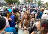 Ramadan Penuh Kepedulian, Perempuan Berkebaya Indonesia Kudus Turun ke Jalan