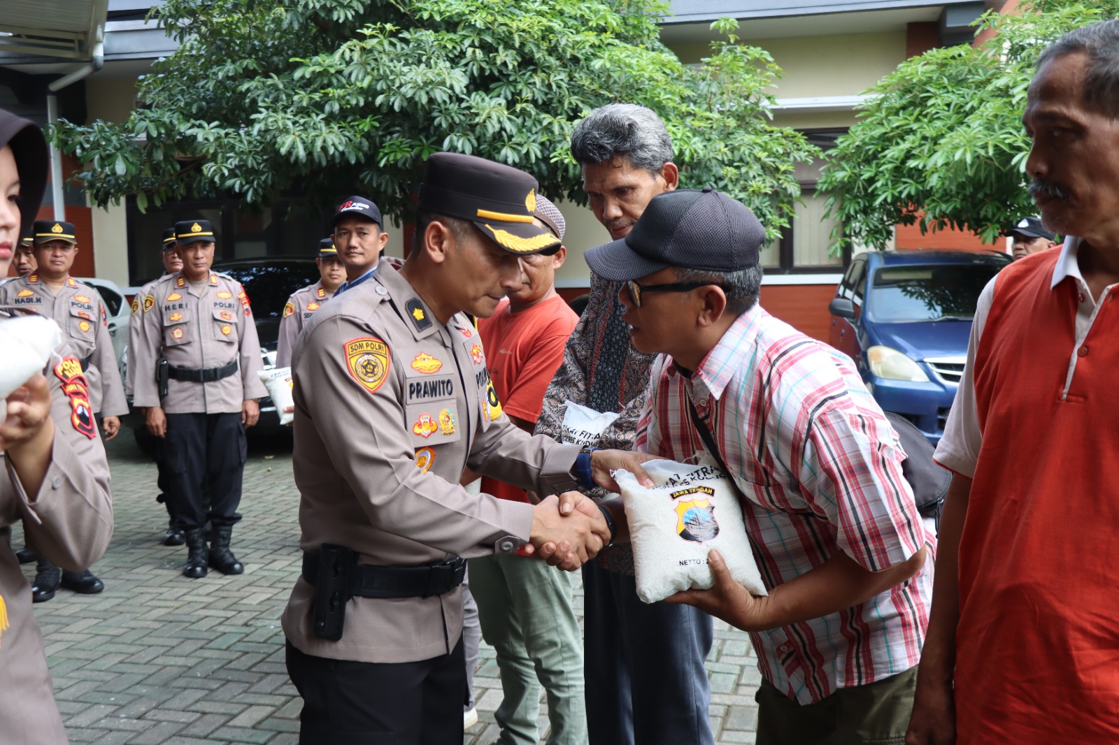 Polres Kudus Salurkan 800 Paket Zakat Fitrah untuk Warga dan Panti Asuhan Jelang Idulfitri