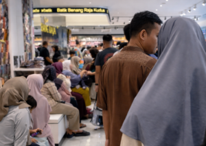 Jelang Hari Kartini, Benang Raja Kudus Diserbu Orang Tua Cari Kebaya Anak