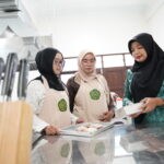 Kebaya di Tengah Praktikum Laboratorium: Dosen UMKU Tunjukkan Kartini Tak Pernah Usang