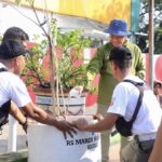 Singgah di Taman, Bupati Kudus Bersihkan Trotoar dan Siram Tanaman