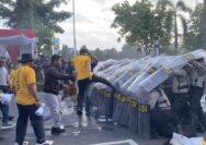 Aksi Demo Memanas di Depan Pendapa Kudus, Polisi Turunkan Ratusan Personel
