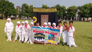 Belajar Haji Sejak Dini, Anak KB AT TAZKYA Praktik Langsung Rukun Islam Kelima di Alun-Alun Kudus