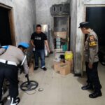 Polsek Undaan Kudus Grebek Penjual Es Moni, Puluhan Botol Miras Disita