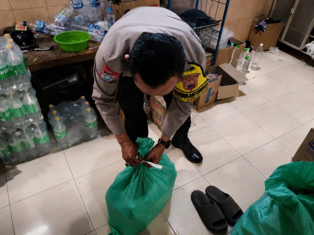 Polsek Undaan Kudus Grebek Penjual Es Moni, Puluhan Botol Miras Disita