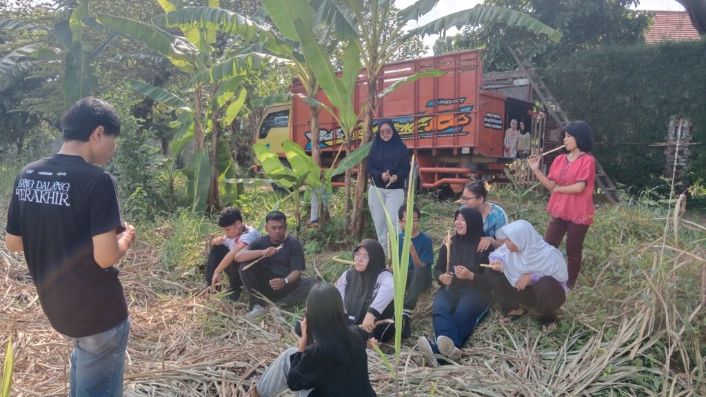 Belajar Ala Bolang, Anak PKBM Omah Dongeng Marwah Rasakan Manisnya Panen Tebu di Sawah