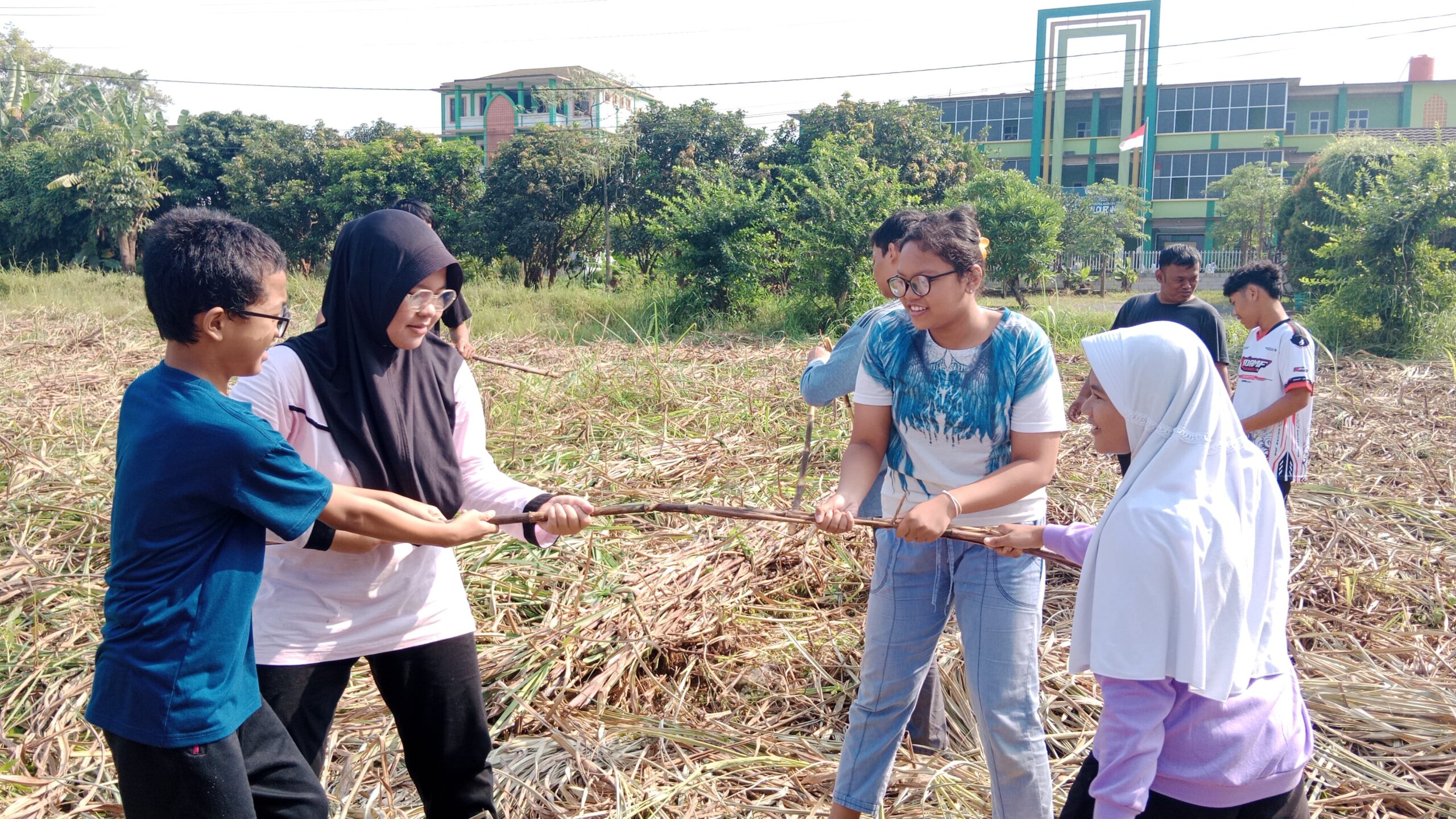 Belajar Ala Bolang, Anak PKBM Omah Dongeng Marwah Rasakan Manisnya Panen Tebu di Sawah