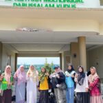 KUDUS, Kaifanews — Majelis Lingkungan Hidup bersama Majelis Pendidikan Dasar Menengah dan Pendidikan Nonformal (Dikdasmen & PNF) Pimpinan Daerah Muhammadiyah (PDM) Kabupaten Kudus mendorong sekolah-sekolah Muhammadiyah jadi pelopor pengelolaan sampah. Lewat Program Zero Waste School, penanganan sampah berbasis edukasi mulai diterapkan secara terstruktur dan berkelanjutan. Program resmi dijalankan di seluruh sekolah dan madrasah Muhammadiyah, termasuk SD Aisyiyah Multilingual Darussalam Kudus. Langkah ini menindaklanjuti hasil rapat bersama pada 8 April 2026 dan diperkuat surat pemberitahuan resmi bernomor 420/III.4/F/2026. Kunjungan ke sekolah binaan dilakukan bertahap sejak 25 April hingga 13 Mei 2026. Tim kolaborasi dipimpin Purnawirawan dari Majelis Lingkungan Hidup PDM Kudus, bersama Majelis Dikdasmen & PNF yang diketuai Turikhan. Lebih dari 20 sekolah dan madrasah jadi sasaran, mulai dari MI, SD, SMP, MTs, SMA, SMK, hingga MA Muhammadiyah se-Kabupaten Kudus. “Program Sekolah Bebas Sampah bukan sekadar tujuan akhir, tapi titik awal untuk membangun budaya baru dan mengubah perilaku masyarakat di luar lingkungan sekolah,” tegas Purnawirawan saat briefing tim pendamping. Program ini berangkat dari kondisi pengelolaan sampah nasional. Data 2025 mencatat timbunan sampah Indonesia mencapai 56,63 juta ton, namun baru sekitar 22,09 juta ton yang terkelola dengan baik. Sebagian besar TPA masih pakai sistem 'open dumping' yang mencemari air tanah, menghasilkan gas metana, dan menurunkan kualitas hidup warga sekitar. Sekolah dinilai jadi ujung tombak membangun kesadaran lingkungan. Guru tidak hanya mengajar, tapi juga memberi contoh langsung. Mulai dari memilah sampah, mengurangi plastik, sampai membiasakan gaya hidup ramah lingkungan di dalam dan luar kelas. Pelaksanaan Program Zero Waste School mencakup lima langkah utama; Pertama, pembentukan Tim Zero Waste di tiap sekolah. Tim ini jadi penggerak dan inspirator warga sekolah agar pengelolaan sampah berjalan terus-menerus. Kedua, edukasi dan literasi lingkungan. Siswa dan guru diberi pemahaman soal dampak buruk sampah, cara memilah organik, anorganik, dan residu, serta strategi mencegah timbulan sampah baru sejak dari sumbernya. Ketiga, penyediaan sarana dan pembiasaan budaya baru. Setiap kelas disediakan tempat sampah terpilah. Warga sekolah juga diwajibkan membawa botol minum (tumbler) dan membiasakan menghabiskan makanan tanpa sisa. Keempat, pengembangan kebijakan Sekolah Hijau. Sekolah menyusun aturan tegas, termasuk larangan styrofoam dan plastik sekali pakai di kantin, serta mengolah sampah organik jadi kompos secara mandiri. Kelima, pemantauan dan evaluasi berbasis indikator. Monitoring rutin dilakukan dengan 20 indikator penilaian. Indikator mencakup kebijakan sekolah, peran kepala sekolah, kondisi lingkungan, integrasi kurikulum, pengelolaan bank sampah, hingga manfaat ekonomi dan sosial bagi warga sekitar. Tiap indikator dinilai 0, 1, atau 3, dengan total maksimal 60 poin. Selain evaluasi sekolah, program ini juga memakai Lembar Evaluasi Siswa. Lembar itu mengukur pemahaman peserta didik soal jenis sampah, dampaknya ke lingkungan, dan kebiasaan harian seperti membawa tumbler dan menghabiskan makanan. Lewat program ini, PDM Kabupaten Kudus berharap sekolah Muhammadiyah tidak hanya bersih, tapi juga jadi pusat perubahan. Budaya kelola sampah yang baik diharapkan menular ke keluarga dan masyarakat luas. Sebab perubahan besar selalu dimulai dari langkah kecil yang konsisten.