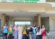 KUDUS, Kaifanews — Majelis Lingkungan Hidup bersama Majelis Pendidikan Dasar Menengah dan Pendidikan Nonformal (Dikdasmen & PNF) Pimpinan Daerah Muhammadiyah (PDM) Kabupaten Kudus mendorong sekolah-sekolah Muhammadiyah jadi pelopor pengelolaan sampah. Lewat Program Zero Waste School, penanganan sampah berbasis edukasi mulai diterapkan secara terstruktur dan berkelanjutan. Program resmi dijalankan di seluruh sekolah dan madrasah Muhammadiyah, termasuk SD Aisyiyah Multilingual Darussalam Kudus. Langkah ini menindaklanjuti hasil rapat bersama pada 8 April 2026 dan diperkuat surat pemberitahuan resmi bernomor 420/III.4/F/2026. Kunjungan ke sekolah binaan dilakukan bertahap sejak 25 April hingga 13 Mei 2026. Tim kolaborasi dipimpin Purnawirawan dari Majelis Lingkungan Hidup PDM Kudus, bersama Majelis Dikdasmen & PNF yang diketuai Turikhan. Lebih dari 20 sekolah dan madrasah jadi sasaran, mulai dari MI, SD, SMP, MTs, SMA, SMK, hingga MA Muhammadiyah se-Kabupaten Kudus. “Program Sekolah Bebas Sampah bukan sekadar tujuan akhir, tapi titik awal untuk membangun budaya baru dan mengubah perilaku masyarakat di luar lingkungan sekolah,” tegas Purnawirawan saat briefing tim pendamping. Program ini berangkat dari kondisi pengelolaan sampah nasional. Data 2025 mencatat timbunan sampah Indonesia mencapai 56,63 juta ton, namun baru sekitar 22,09 juta ton yang terkelola dengan baik. Sebagian besar TPA masih pakai sistem 'open dumping' yang mencemari air tanah, menghasilkan gas metana, dan menurunkan kualitas hidup warga sekitar. Sekolah dinilai jadi ujung tombak membangun kesadaran lingkungan. Guru tidak hanya mengajar, tapi juga memberi contoh langsung. Mulai dari memilah sampah, mengurangi plastik, sampai membiasakan gaya hidup ramah lingkungan di dalam dan luar kelas. Pelaksanaan Program Zero Waste School mencakup lima langkah utama; Pertama, pembentukan Tim Zero Waste di tiap sekolah. Tim ini jadi penggerak dan inspirator warga sekolah agar pengelolaan sampah berjalan terus-menerus. Kedua, edukasi dan literasi lingkungan. Siswa dan guru diberi pemahaman soal dampak buruk sampah, cara memilah organik, anorganik, dan residu, serta strategi mencegah timbulan sampah baru sejak dari sumbernya. Ketiga, penyediaan sarana dan pembiasaan budaya baru. Setiap kelas disediakan tempat sampah terpilah. Warga sekolah juga diwajibkan membawa botol minum (tumbler) dan membiasakan menghabiskan makanan tanpa sisa. Keempat, pengembangan kebijakan Sekolah Hijau. Sekolah menyusun aturan tegas, termasuk larangan styrofoam dan plastik sekali pakai di kantin, serta mengolah sampah organik jadi kompos secara mandiri. Kelima, pemantauan dan evaluasi berbasis indikator. Monitoring rutin dilakukan dengan 20 indikator penilaian. Indikator mencakup kebijakan sekolah, peran kepala sekolah, kondisi lingkungan, integrasi kurikulum, pengelolaan bank sampah, hingga manfaat ekonomi dan sosial bagi warga sekitar. Tiap indikator dinilai 0, 1, atau 3, dengan total maksimal 60 poin. Selain evaluasi sekolah, program ini juga memakai Lembar Evaluasi Siswa. Lembar itu mengukur pemahaman peserta didik soal jenis sampah, dampaknya ke lingkungan, dan kebiasaan harian seperti membawa tumbler dan menghabiskan makanan. Lewat program ini, PDM Kabupaten Kudus berharap sekolah Muhammadiyah tidak hanya bersih, tapi juga jadi pusat perubahan. Budaya kelola sampah yang baik diharapkan menular ke keluarga dan masyarakat luas. Sebab perubahan besar selalu dimulai dari langkah kecil yang konsisten.