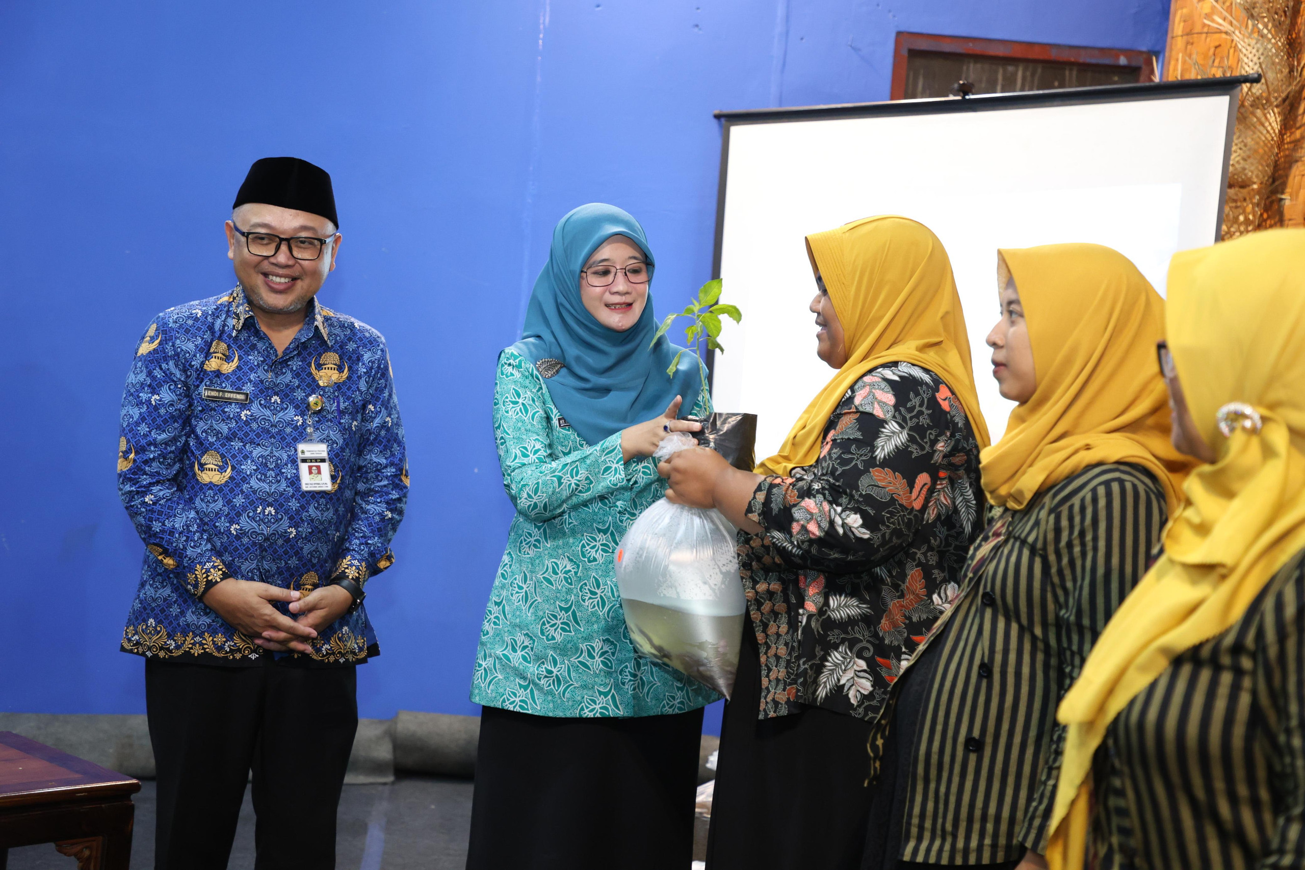 Tekan Inflasi Jateng 2026: Nawal Yasin dan BI Salurkan Budikdamber di Temanggung