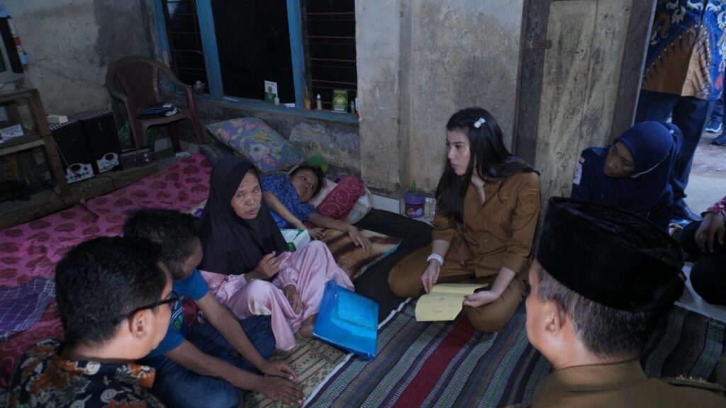 Beri Semangat Moral, Wabup Kudus Pastikan Pendampingan Pengobatan Warga Kurang Mampu